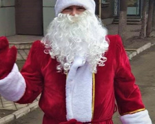 С благотворительной миссией: в Мариуполе появился «народный» Дед Мороз