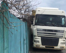 В Мариуполе пьяный водитель грузовика въехал в забор дома (ФОТО)