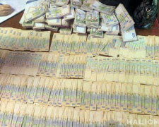 Чиновница получила два миллиона гривен от жителя Мариуполя