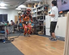 Японские инженеры научили робота кататься на роликах и скейте (ВИДЕО)