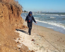 В Мариуполе на морском побережье обнаружили мину: работали взрывотехники (ВИДЕО)