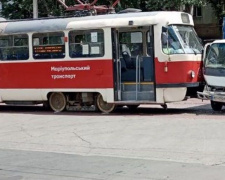 В Мариуполе грузовик столкнулся с трамваем