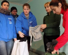 Мариупольские волонтеры собрали для бездомных одежду (ФОТО)