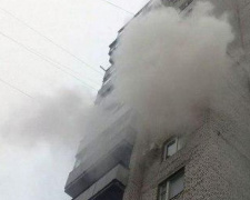 Клубы дыма и напуганные люди: в Мариуполе горела многоэтажка (ВИДЕО)