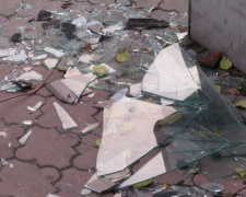 Новый разрушительный кураж охватил вандалов в центре Мариуполя (ФОТОФАКТ)