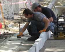 Популярную аллею Мариуполя украсят белым мрамором (ФОТОФАКТ)