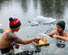 Канадцы сыграли в шахматы, находясь в ледяном озере