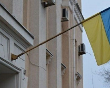 В Мариуполе в День траура приспустили государственные флаги