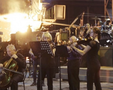 Камерный оркестр и рок-группа на заводе в Мариуполе в честь безвиза исполнили хит 80-х (ВИДЕО)