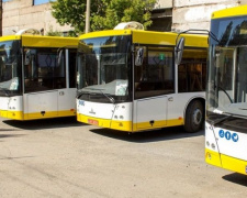 С пылу с жару: в Мариуполь заехали еще пять новеньких автобусов (ФОТО)