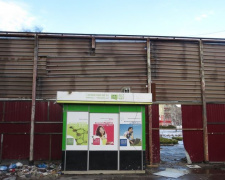В центре Мариуполя бывшее отделение «ПриватБанка» лишилось крыши (ФОТОФАКТ)