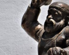 Ранее похищенную мини-скульптуру кузнеца пока не будут возвращать на прежнее место в Мариуполе
