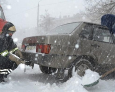 Спасатели вызволили из снежных заносов в Донецкой области автобус и 77 машин за сутки