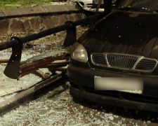 В Мариуполе «Mitsubishi» врезался в «Daewoo»: от удара автомобиль снес остановку