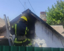 В Мариуполе во дворе частного дома вспыхнул пожар