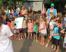 В Мариуполе накануне Дня металлурга дети тестировали новые качели и получали призы (ФОТО)
