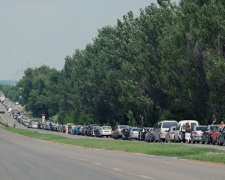 Свыше 700 автомобилей застряли на КПВВ Донецкой области, - Госпогранслужба