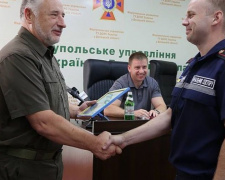 В Мариуполе Жебривский вручил спасателям награды и сертификат на 6 млн грн на спецтехнику (ФОТО+ВИДЕО)