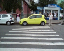 Ежедневно в Мариуполе штрафуют около 15 "героев парковки"