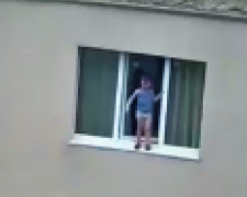В Мариуполе из открытого окна на девятом этаже едва не выпал ребенок (ДОПОЛНЕНО)