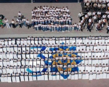 В единстве – наша сила: уникальным флешмобом мариупольцы поздравили Украину с Днем Независимости