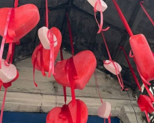 Фотозону к Валентинову дню обустроили у реставрированной двери в Мариуполе