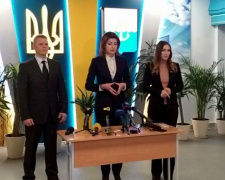 Марина Порошенко привезла в Мариуполь учебники, а взамен получила уникальную книгу (ФОТО)