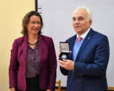 Посол Франции посетила Мариуполь и подарила символическую медаль (ФОТО)