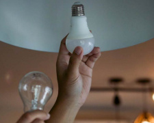 Пенсіонерам безкоштовно видадуть по п’ять енергоефективних ламп – подробиці