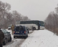 На КПВВ в Донбассе автобус с отвалившимся колесом перегородил дорогу (ФОТО)