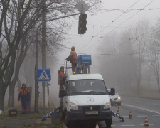 Новые светофоры европейского образца устанавливают на оживленном перекрестке в Мариуполе