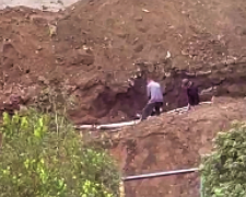 В Мариуполе неизвестные с топором орудовали в яме с трубами