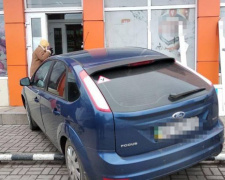 В Мариуполе автомобиль въехал в продуктовый магазин (ФОТО) 