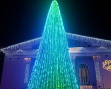В Мариуполе засияла главная новогодняя елка (ФОТО+ВИДЕО)