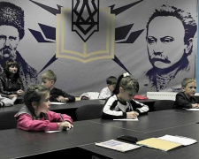 Нацкорпус Мариуполя учит детей украинскому и английскому языкам (ФОТОФАКТ)