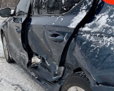 В Мариуполе легковушка врезалась в два авто на встречке