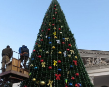 Шоу света и цвета. В Мариуполе зажгли главную новогоднюю елку (ФОТО+ВИДЕО)