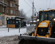 Снегопад «активировал» коммунальщиков всех подразделений Мариуполя (ФОТО)