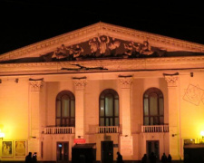 Мариупольский драмтеатр стал оранжевым (ФОТОФАКТ)