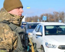 Утром на КПВВ в Донбассе скопилось почти 800 машин