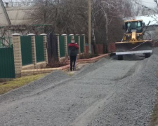 Поселковые дороги под Мариуполем ремонтируют, используя шлак меткомбинатов