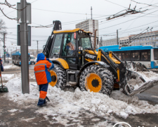 В Мариуполе от снега расчистили сотни остановок