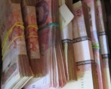 В Донецкой области полицейские вымогали деньги с гражданских лиц и со своих подчиненных