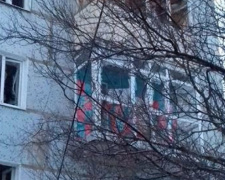 В Красногоровке под обстрел попала жилая многоэтажка (ФОТО)