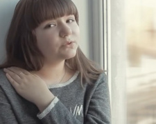 В Мариуполе семиклассница спела в клипе о войне в Донбассе (ФОТО+ВИДЕО)