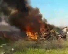 В сети появилось видео с места взрыва военного автомобиля под Мариуполем