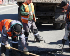 В трех районах Мариуполя до Пасхи проведут ямочный ремонт дорог (ФОТО)