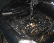 В центре Мариуполя горел автомобиль (ФОТО)