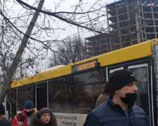 В Мариуполе на автобус с пассажирами упал столб (ДОПОЛНЕНО)