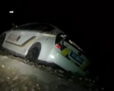 В Мариуполе автомобиль патрульных слетел с дороги